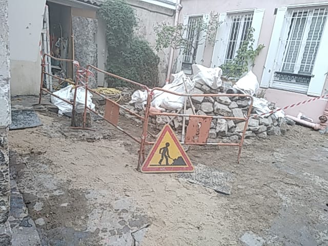 Entreprise familiale de Travaux public, voiries, réseaux divers & maçonnerie en Ile-de-France | S3R dans les Yvelines 78 Restructuration de réseaux et de paves dans une copropriété à Paris