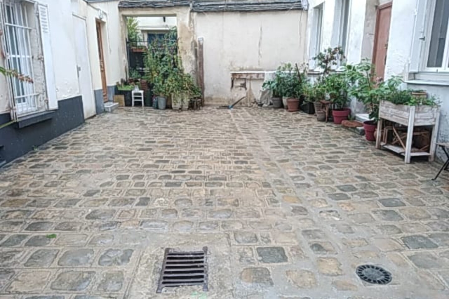 Entreprise familiale de Travaux public, voiries, réseaux divers & maçonnerie en Ile-de-France | S3R dans les Yvelines 78 Restructuration de réseaux et de paves dans une copropriété à Paris