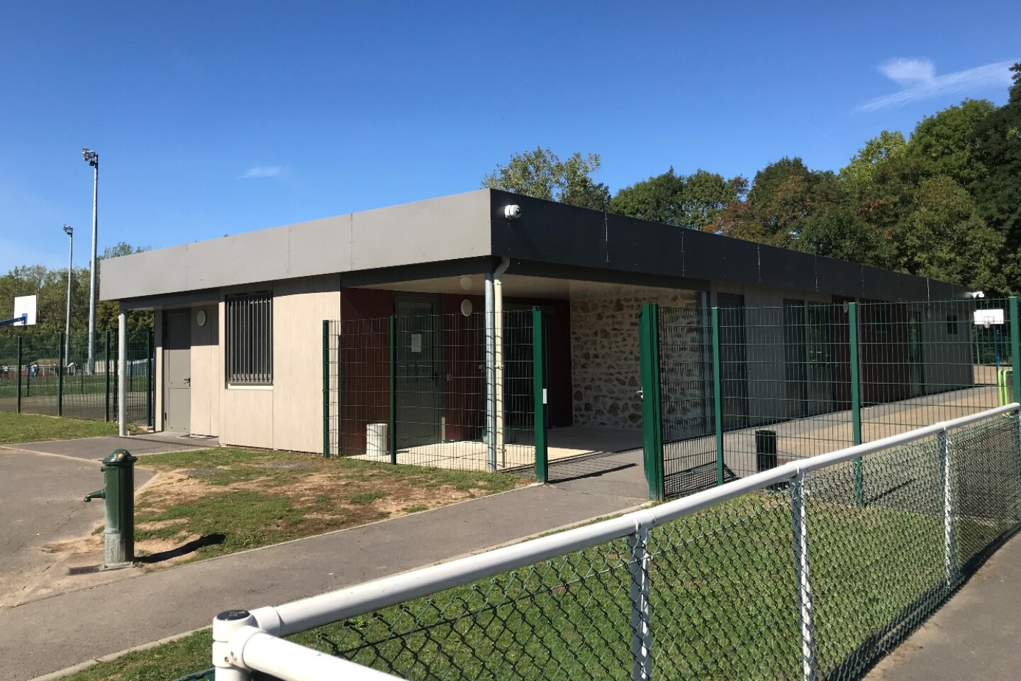 Entreprise familiale de Travaux public, voiries, réseaux divers & maçonnerie en Ile-de-France | S3R dans les Yvelines 78 Création de vestiaires à Trappes